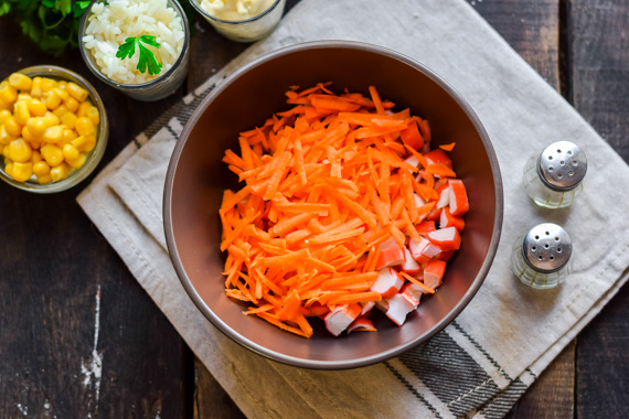 крабовый салат с морковью фото 3